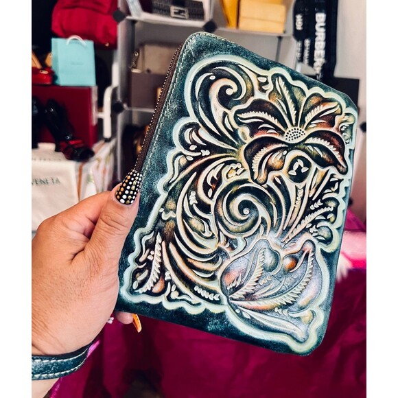 Patricia Nash tooled leather Cassini wristlet like new - Picture 5 of 5